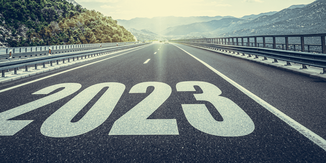 Carretera con el horizonte de fondo, y en el suelo está escrito 2023