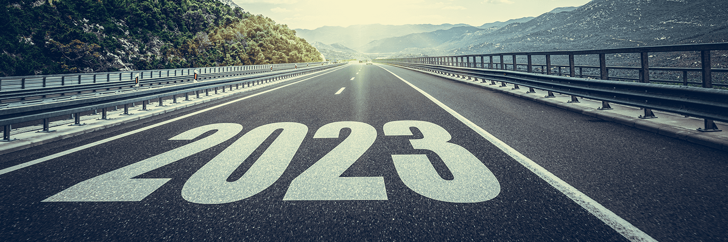 Carretera con el horizonte de fondo, y en el suelo está escrito 2023