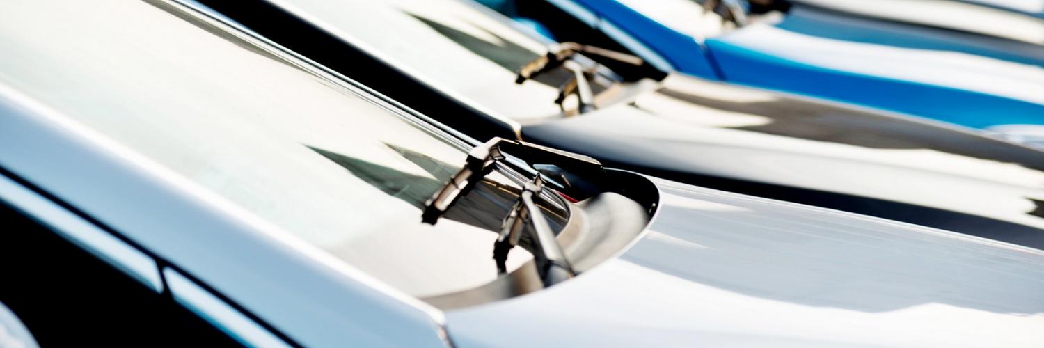 imagen de autos en estacionamiento
